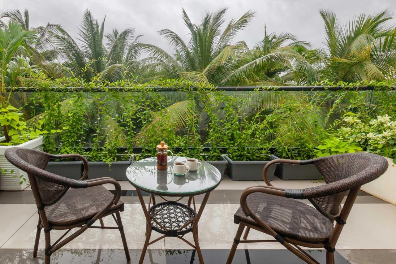 Villa Sereno By Stayvista - An Elegant And Entertaining Retreat Featuring A Swimming Pool, Outdoor Jacuzzi, Modern Interiors, And A Snooker Table アリバグ エクステリア 写真