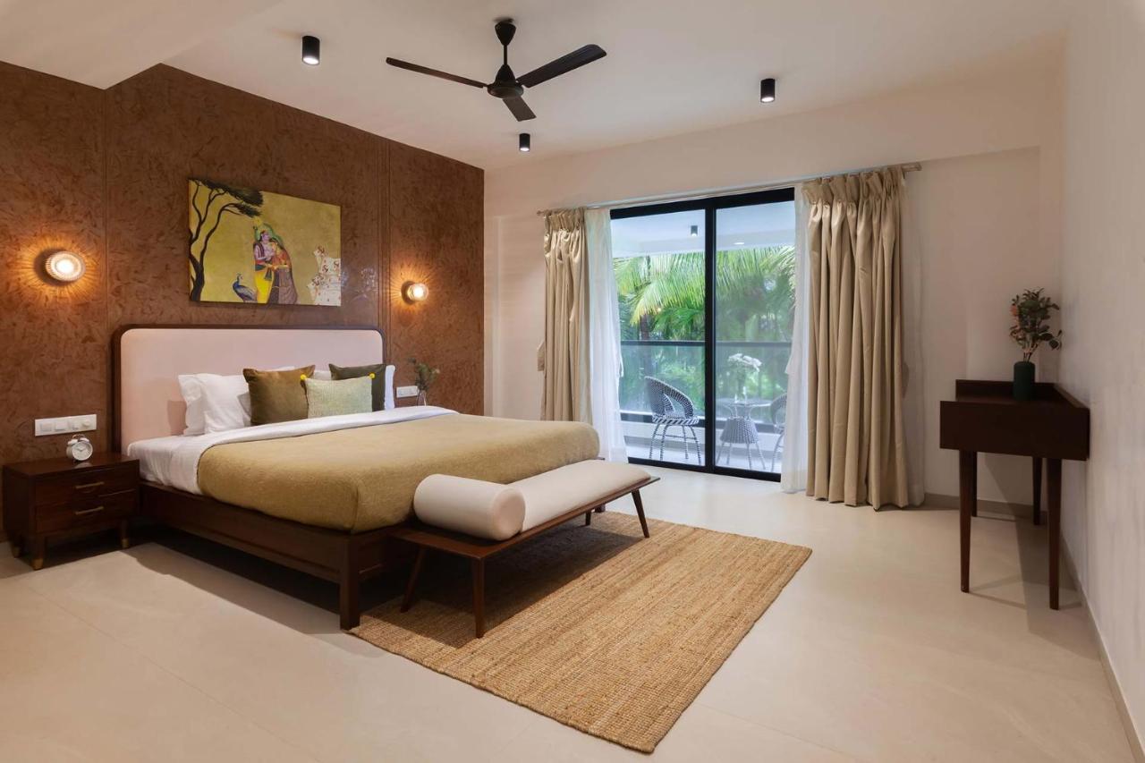 Villa Sereno By Stayvista - An Elegant And Entertaining Retreat Featuring A Swimming Pool, Outdoor Jacuzzi, Modern Interiors, And A Snooker Table アリバグ エクステリア 写真