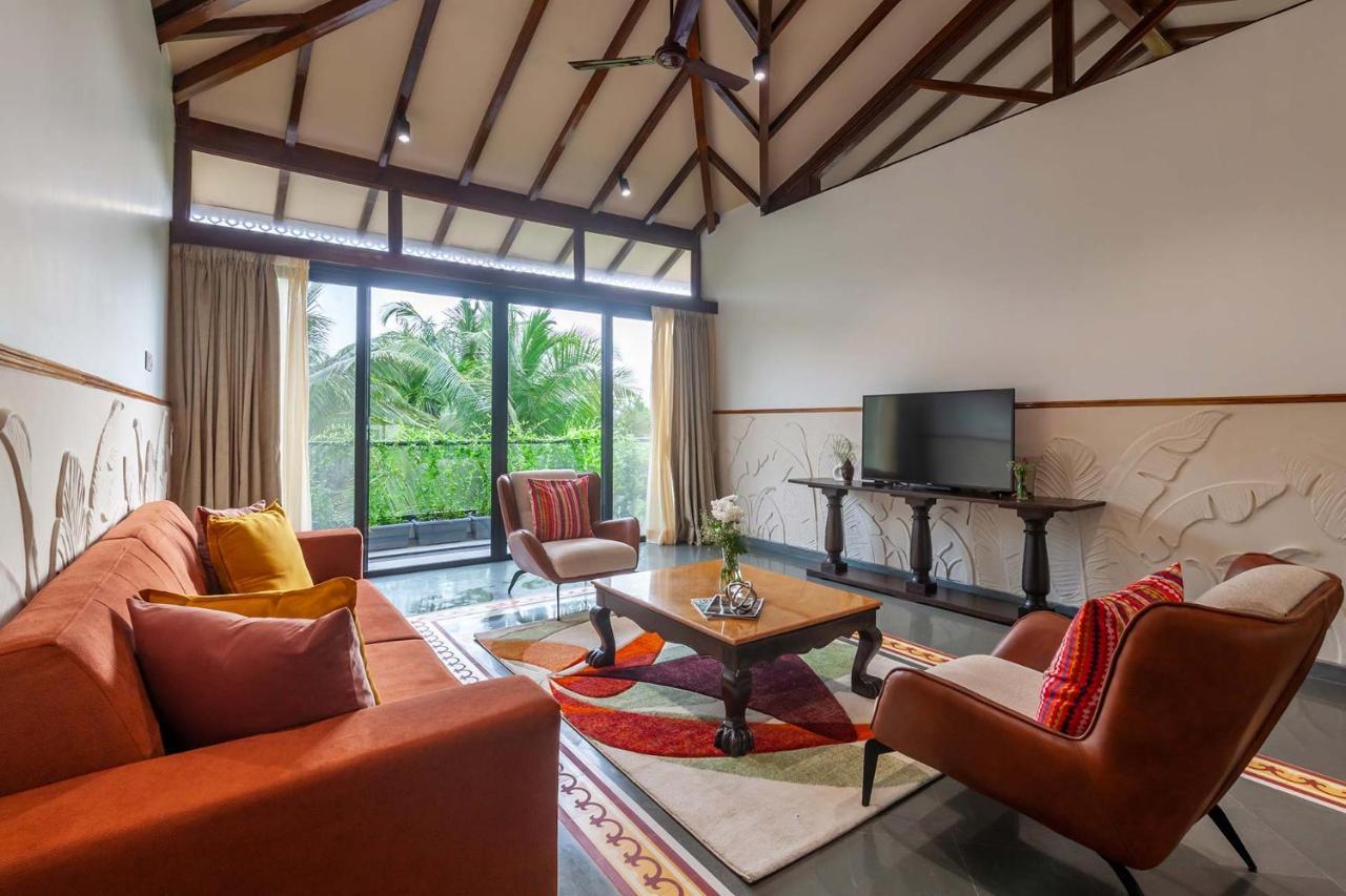 Villa Sereno By Stayvista - An Elegant And Entertaining Retreat Featuring A Swimming Pool, Outdoor Jacuzzi, Modern Interiors, And A Snooker Table アリバグ エクステリア 写真