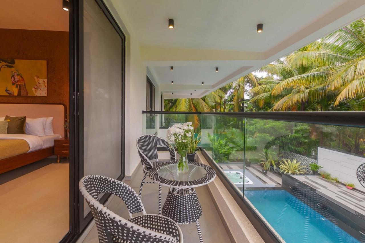 Villa Sereno By Stayvista - An Elegant And Entertaining Retreat Featuring A Swimming Pool, Outdoor Jacuzzi, Modern Interiors, And A Snooker Table アリバグ エクステリア 写真