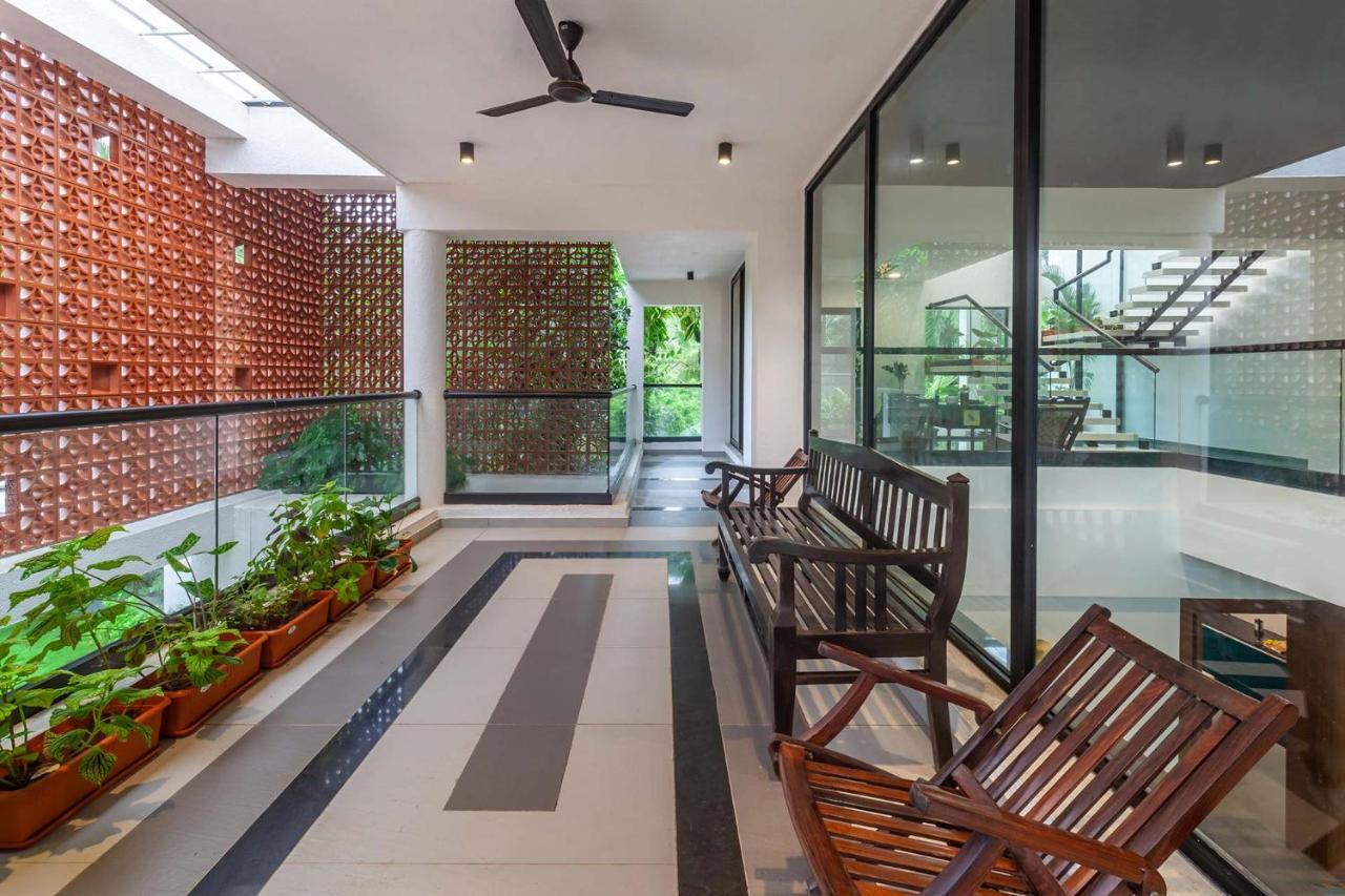 Villa Sereno By Stayvista - An Elegant And Entertaining Retreat Featuring A Swimming Pool, Outdoor Jacuzzi, Modern Interiors, And A Snooker Table アリバグ エクステリア 写真