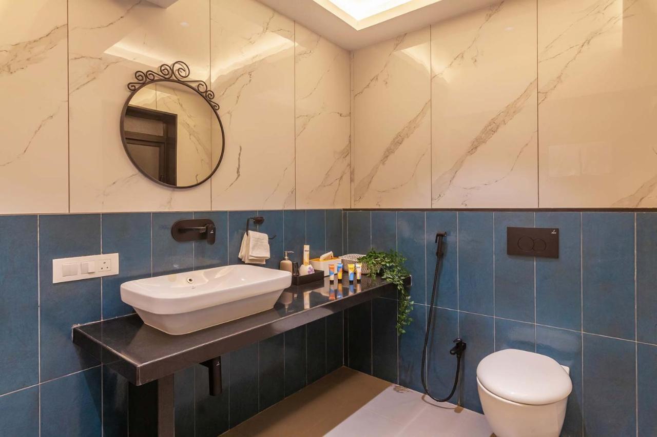 Villa Sereno By Stayvista - An Elegant And Entertaining Retreat Featuring A Swimming Pool, Outdoor Jacuzzi, Modern Interiors, And A Snooker Table アリバグ エクステリア 写真