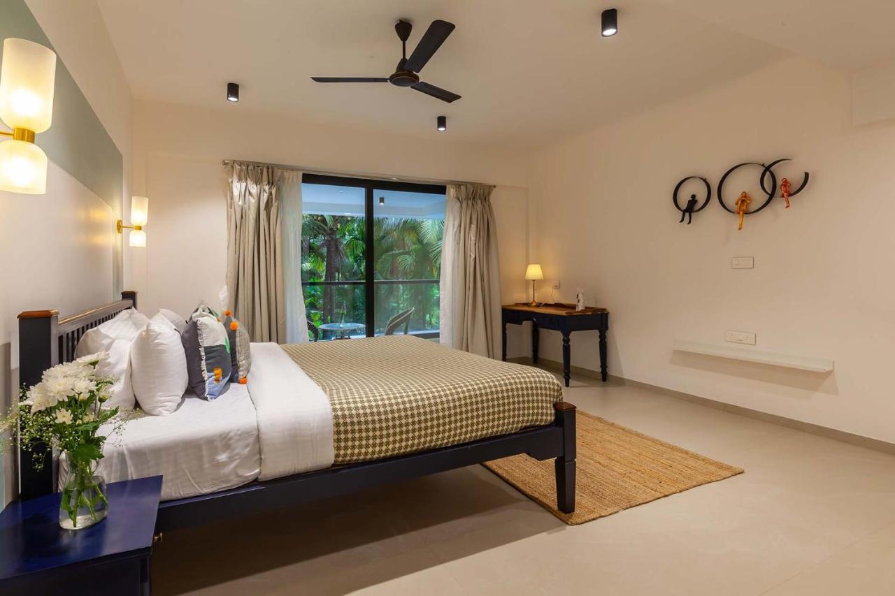 Villa Sereno By Stayvista - An Elegant And Entertaining Retreat Featuring A Swimming Pool, Outdoor Jacuzzi, Modern Interiors, And A Snooker Table アリバグ エクステリア 写真