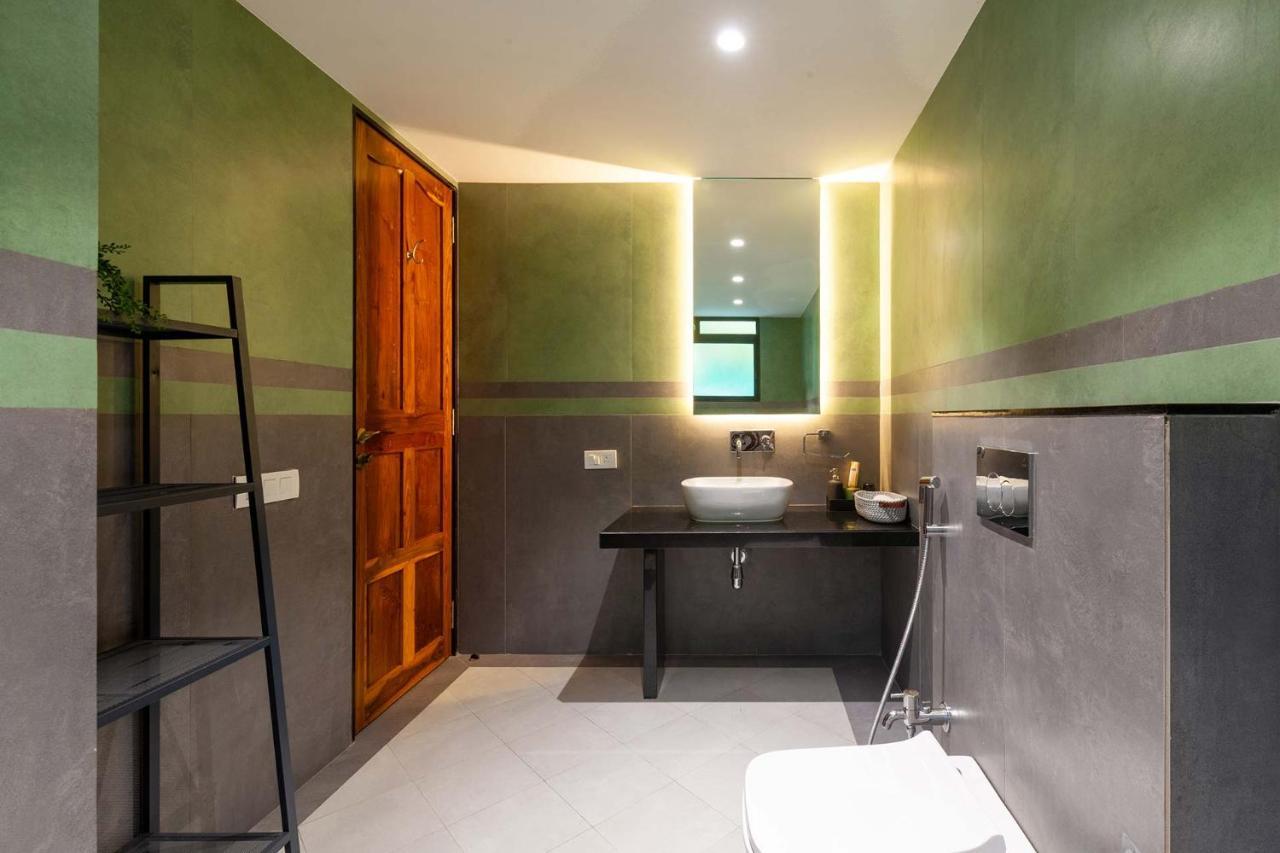 Villa Sereno By Stayvista - An Elegant And Entertaining Retreat Featuring A Swimming Pool, Outdoor Jacuzzi, Modern Interiors, And A Snooker Table アリバグ エクステリア 写真