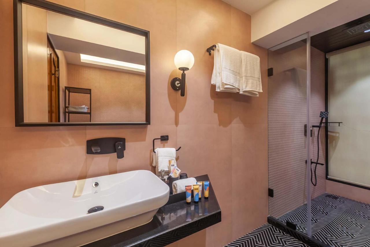 Villa Sereno By Stayvista - An Elegant And Entertaining Retreat Featuring A Swimming Pool, Outdoor Jacuzzi, Modern Interiors, And A Snooker Table アリバグ エクステリア 写真