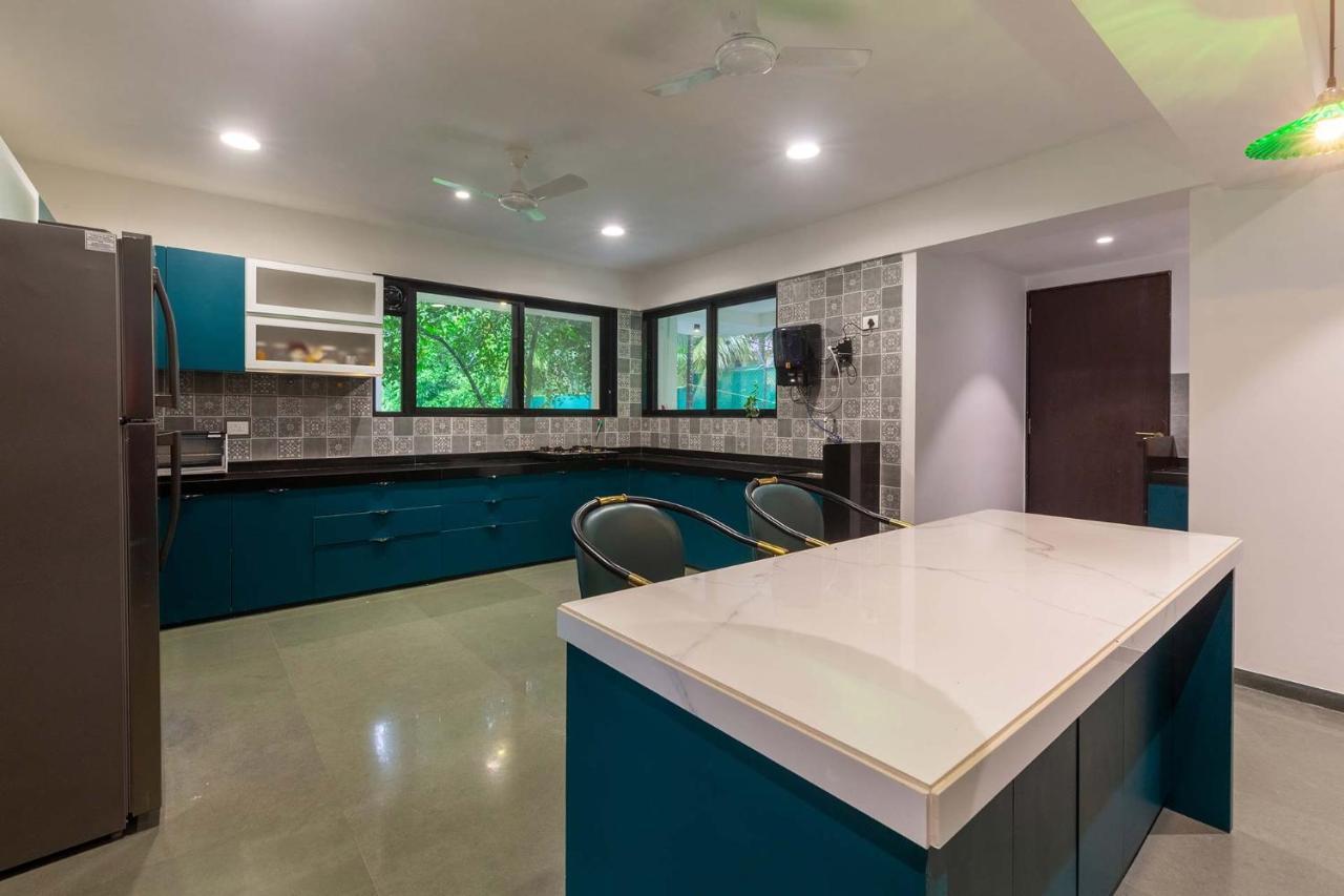 Villa Sereno By Stayvista - An Elegant And Entertaining Retreat Featuring A Swimming Pool, Outdoor Jacuzzi, Modern Interiors, And A Snooker Table アリバグ エクステリア 写真