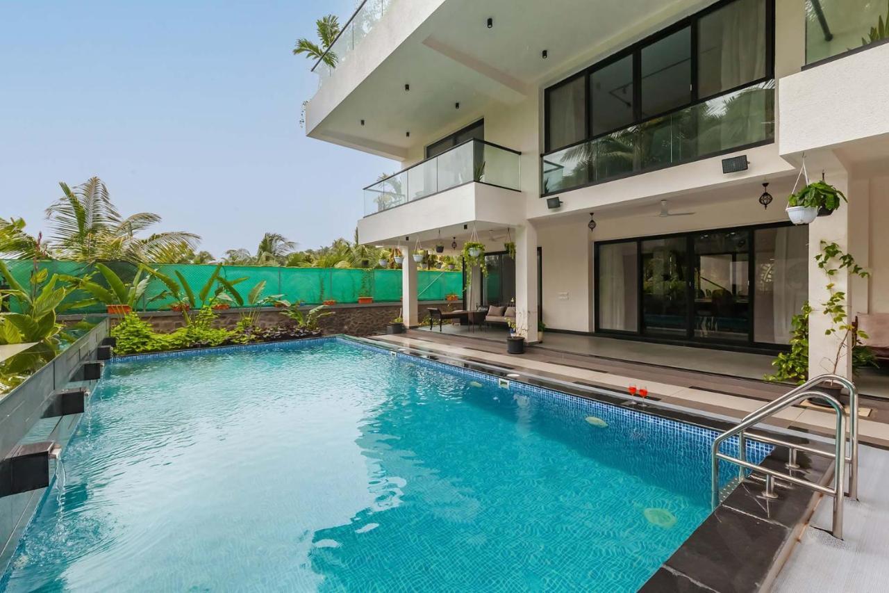 Villa Sereno By Stayvista - An Elegant And Entertaining Retreat Featuring A Swimming Pool, Outdoor Jacuzzi, Modern Interiors, And A Snooker Table アリバグ エクステリア 写真