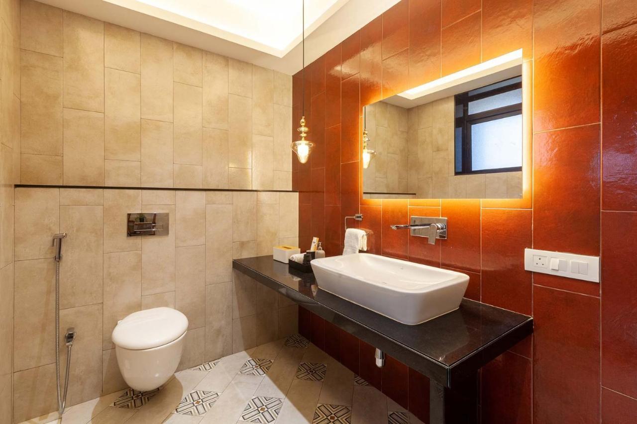 Villa Sereno By Stayvista - An Elegant And Entertaining Retreat Featuring A Swimming Pool, Outdoor Jacuzzi, Modern Interiors, And A Snooker Table アリバグ エクステリア 写真