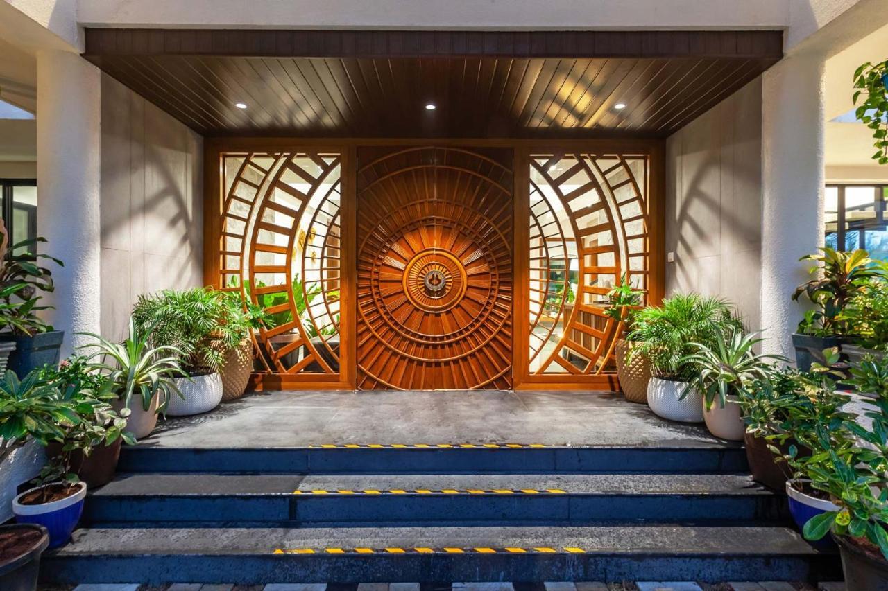 Villa Sereno By Stayvista - An Elegant And Entertaining Retreat Featuring A Swimming Pool, Outdoor Jacuzzi, Modern Interiors, And A Snooker Table アリバグ エクステリア 写真