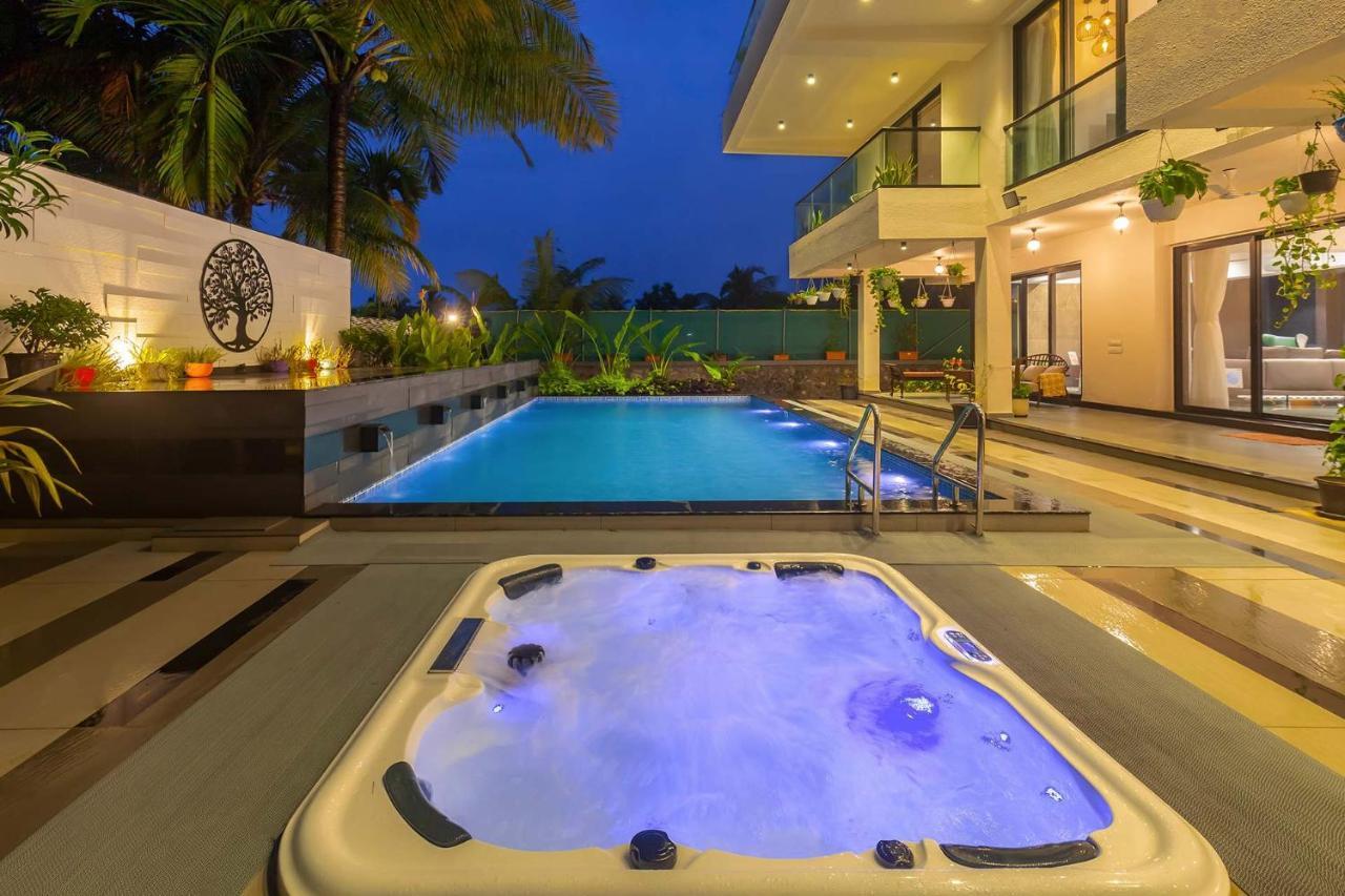 Villa Sereno By Stayvista - An Elegant And Entertaining Retreat Featuring A Swimming Pool, Outdoor Jacuzzi, Modern Interiors, And A Snooker Table アリバグ エクステリア 写真