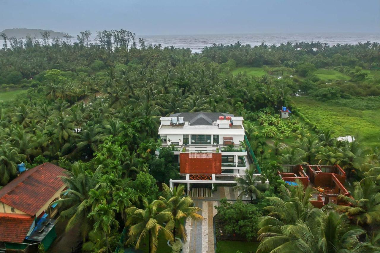 Villa Sereno By Stayvista - An Elegant And Entertaining Retreat Featuring A Swimming Pool, Outdoor Jacuzzi, Modern Interiors, And A Snooker Table アリバグ エクステリア 写真