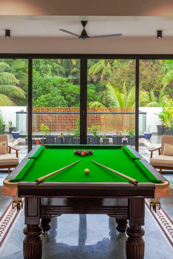 Villa Sereno By Stayvista - An Elegant And Entertaining Retreat Featuring A Swimming Pool, Outdoor Jacuzzi, Modern Interiors, And A Snooker Table アリバグ エクステリア 写真