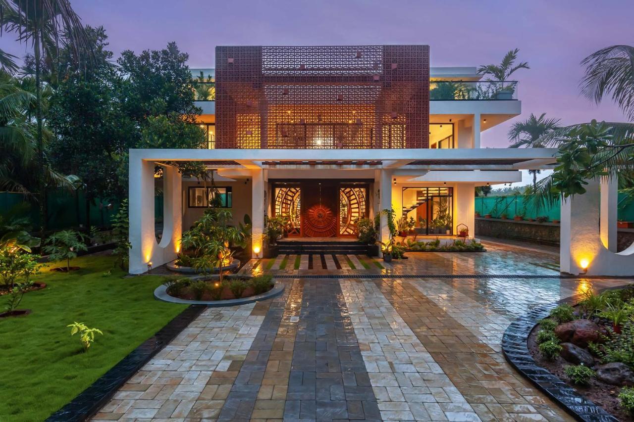 Villa Sereno By Stayvista - An Elegant And Entertaining Retreat Featuring A Swimming Pool, Outdoor Jacuzzi, Modern Interiors, And A Snooker Table アリバグ エクステリア 写真